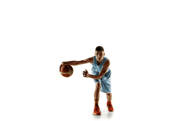 运动员在白色工作室背景上 年轻篮球运动员拿着一个孤立的球的全长肖像青少年训练和练习 动作运动的概念 动作 健康的生活方式 广告青少年球抱着
