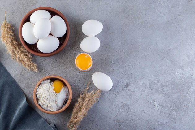 母鸡把新鲜的生鸡蛋放在石头上鸡肉未经料理的鸡蛋