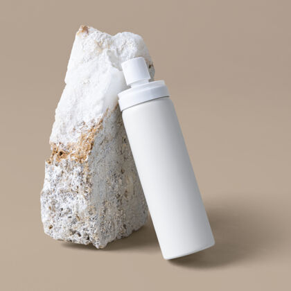 美容白色喷雾瓶模型对着岩石卫生乳液品牌