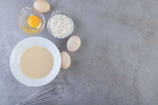 健康白鸡蛋 蛋黄和一碗面粉放在石桌上白色烹饪蛋壳