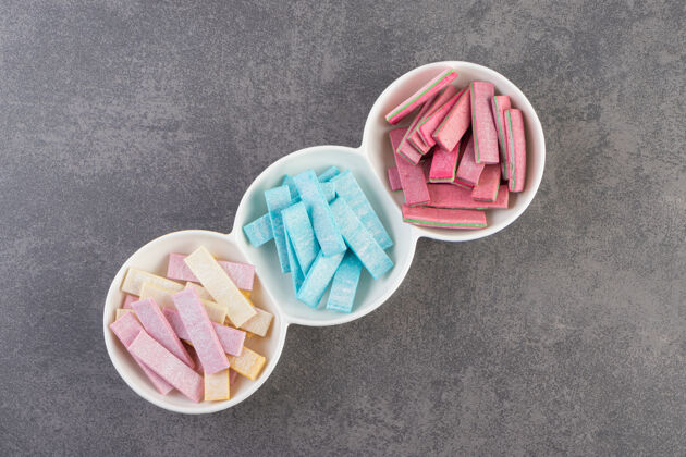 堆五颜六色的口香糖放在石桌上薄荷醇健康泡泡糖
