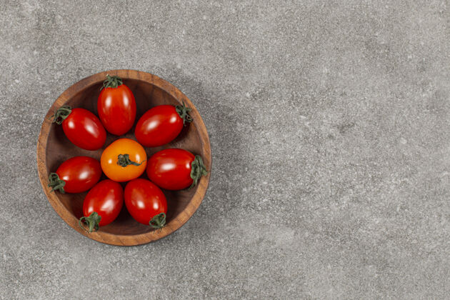 一半碗里樱桃番茄的特写照片番茄蔬菜生的