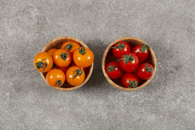 烹饪大碗里红黄樱桃番茄的特写照片生的一半自然