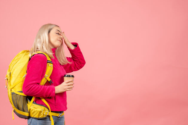手持前视图旅行妇女背着背包拿着咖啡杯闭上眼睛成人封闭正面