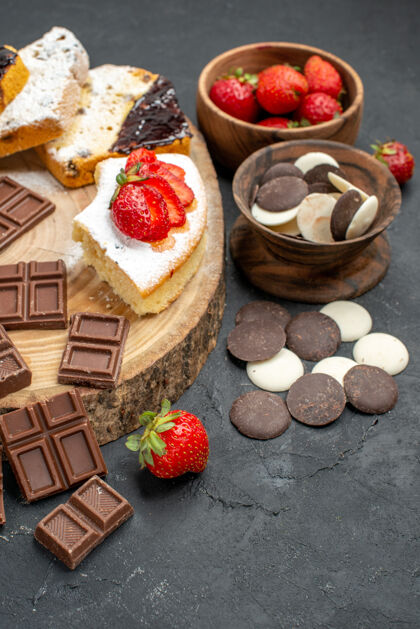 巧克力前视图蛋糕片与巧克力和饼干在灰色背景早餐餐饼干