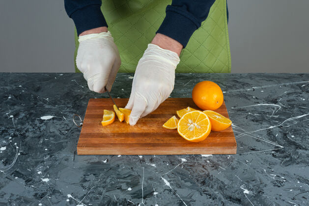 准备男人的手在大理石桌上切新鲜的柠檬水果各种手