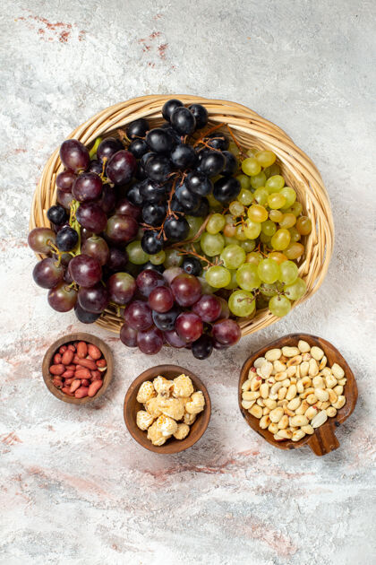 美食白色表面有坚果的新鲜葡萄俯视图多汁橄榄水果