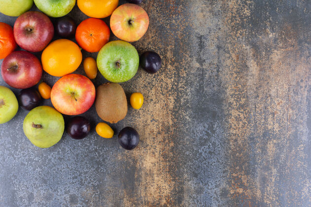 柑橘一堆美味多汁的水果放在大理石桌上葡萄水果美味