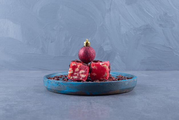 食物土耳其喜悦拉哈特lokum与开心果和干葡萄干蓝色木盘犹太伊斯坦布尔土耳其菜