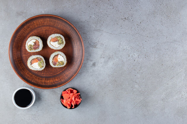 海鲜棕色的寿司卷盘 石底鲜鱼切片新鲜泡菜