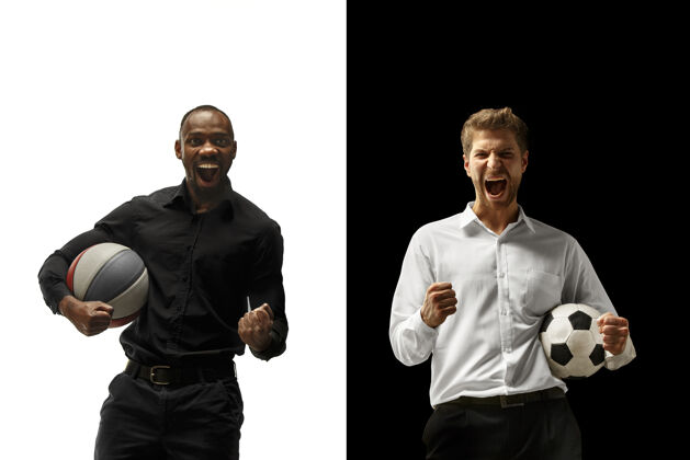 运动一个微笑的男人拿着足球和篮球的肖像 背景是黑白相间的成功快乐的非洲和高加索男人混血儿球员运动员运动