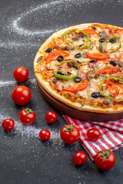 西红柿正面是美味的奶酪披萨 黑色表面有红色的西红柿风景午餐营养