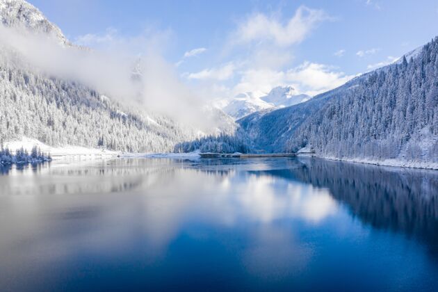 树瑞士雪山和水晶湖的风景冰自然岩