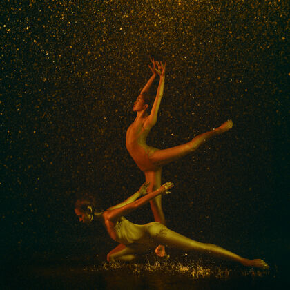 优雅了不起两个年轻的女芭蕾舞演员在水滴和浪花下白种人和亚洲模特在霓虹灯下一起跳舞芭蕾舞和当代舞蹈概念创意艺术照片人运动芭蕾舞