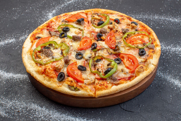 胡椒前视奶酪披萨由橄榄 胡椒和西红柿在黑暗的表面组成晚餐面团番茄