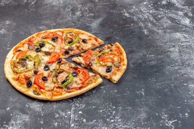 晚餐正面图美味的芝士披萨 切成薄片 放在灰色的表面上奶酪餐厅午餐