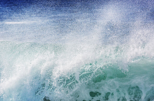 海滩场景海滩上的蓝色波浪膨胀水天气