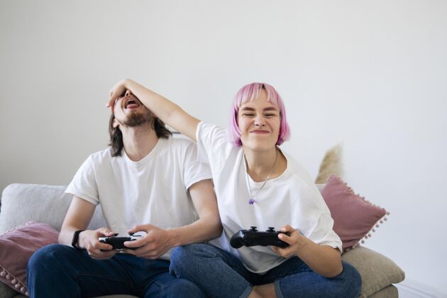 女人可爱的情侣一起玩电子游戏科技房子男人
