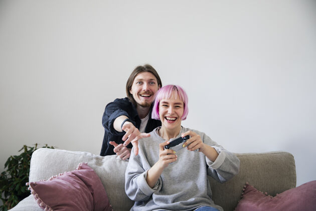 虚拟年轻夫妇在家玩电子游戏房子乐趣玩家