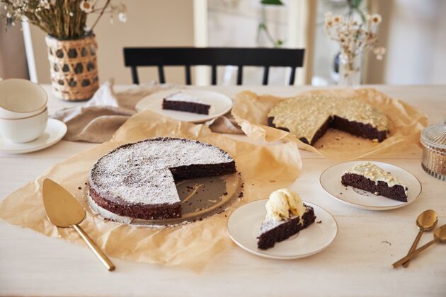 巧克力美味的奶油巧克力蛋糕放在一张白色的桌子上 呈现出唯美的细节生日自制碎片