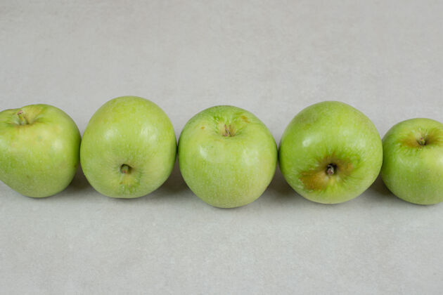 苹果整个青苹果在灰色的表面上配料熟的可口