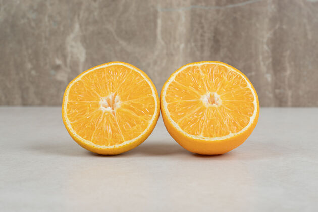 多汁在灰色的桌子上切半个多汁的橙子自然美味美味