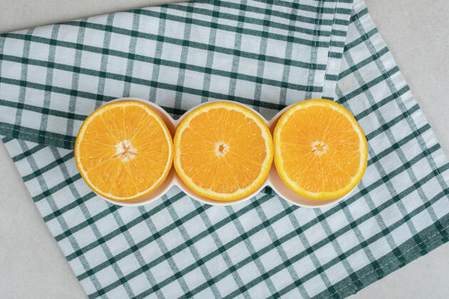 柑橘用桌布把新鲜的橘子片放在小碗里美味多汁水果