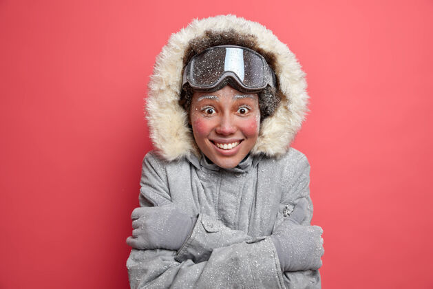季节照片中 满脸白霜的快乐女人 穿着保暖夹克 拥抱着自己微笑拥抱霜冻