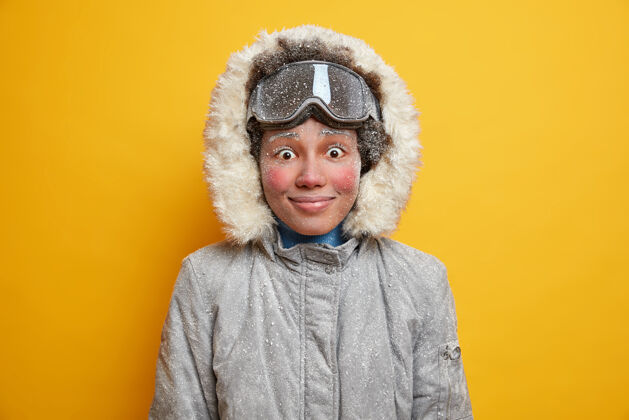 毛皮喜出望外寒假冻女人最喜欢的嗜好有着欢快的表情冷天长时间的红脸冰冻站滑雪