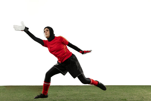 运动阿拉伯女足或足球运动员 白色工作室背景的守门员年轻女子接球 训练 运动和动作中的保护目标运动概念 爱好 健康的生活方式衣服制服球