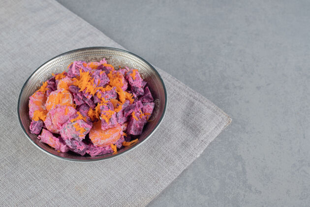 香料紫色的甜菜根和胡萝卜沙拉放在木板上传统灰色季节