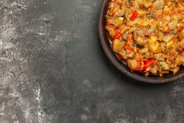 肉黑暗表面上碗里烤茄子沙拉的俯视图营养品食物晚餐
