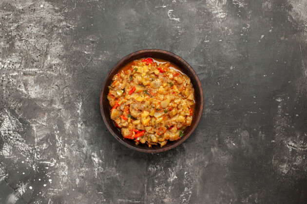 茄子沙拉黑暗表面上烤茄子沙拉的俯视图一餐美味美食