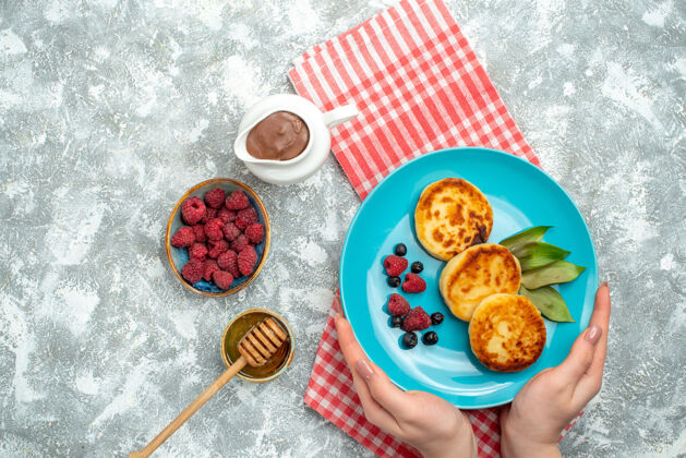 盘子美味的松饼和浆果在光表面俯视图浆果午餐面团