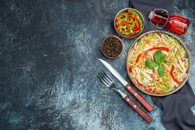 肉黑色表面上美味蔬菜沙拉的俯视图健康特纳午餐