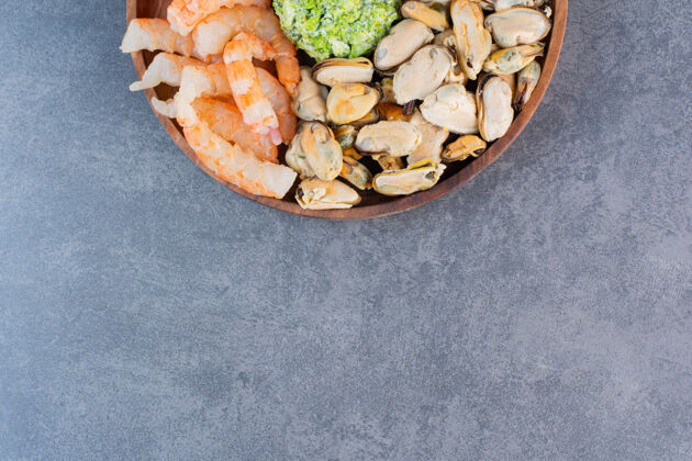 新鲜一盘美味的虾和美味的蟹棒放在石头表面美味饮食蟹
