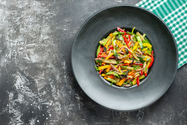 一餐黑色表面上美味蔬菜沙拉的俯视图炒锅菜肴美味蔬菜沙拉