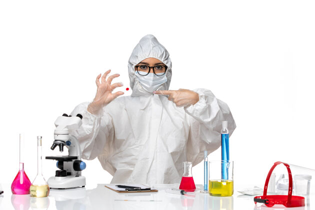 大流行前视图穿着特殊防护服的女化学家拿着白色背景的化学冠状病毒大流行的样本医生白人面具