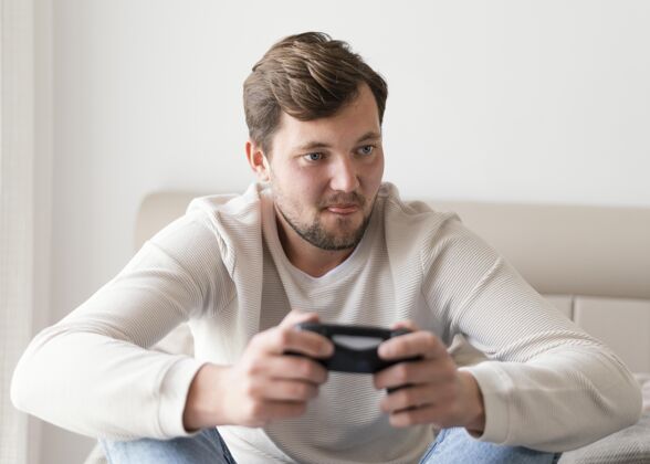 游戏男人在家玩电子游戏中景爱好男人