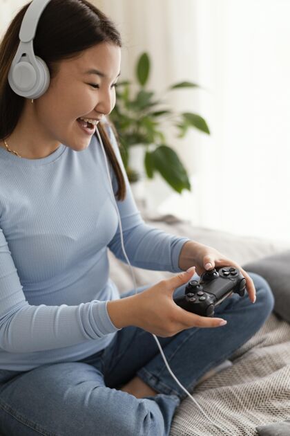 休闲和控制器玩电子游戏的女孩视频游戏女孩游戏