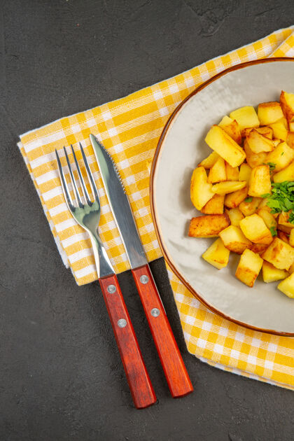 土豆在深灰色表面的盘子里 美味的炸土豆俯视图蔬菜食物晚餐