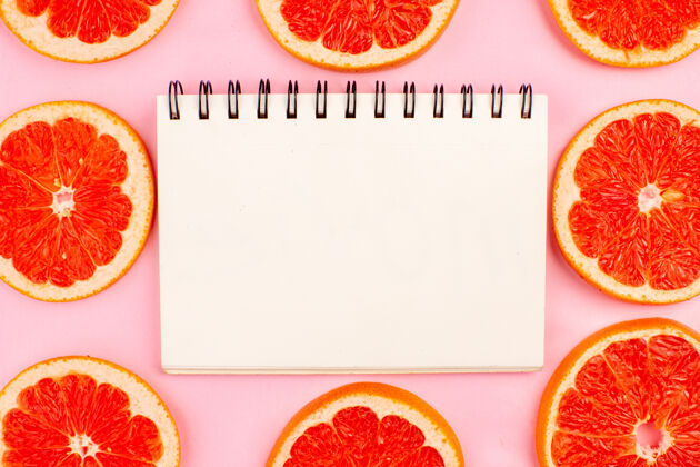 线路顶视图美味的葡萄柚切片多汁水果衬在粉红色的表面新鲜菜单框架
