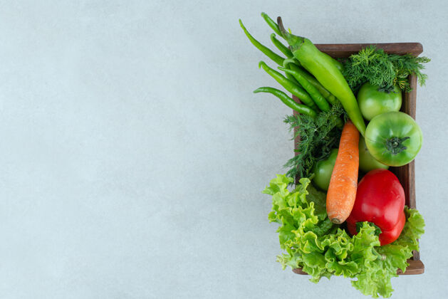 绿色木箱里的新鲜蔬菜番茄蔬菜复制空间