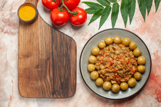 健康烤茄子沙拉的顶视图在盘子上切菜板西红柿在裸体表面饮食烤裸体