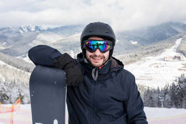 雪男子滑雪板站与滑雪板特写肖像寒冷人滑雪板