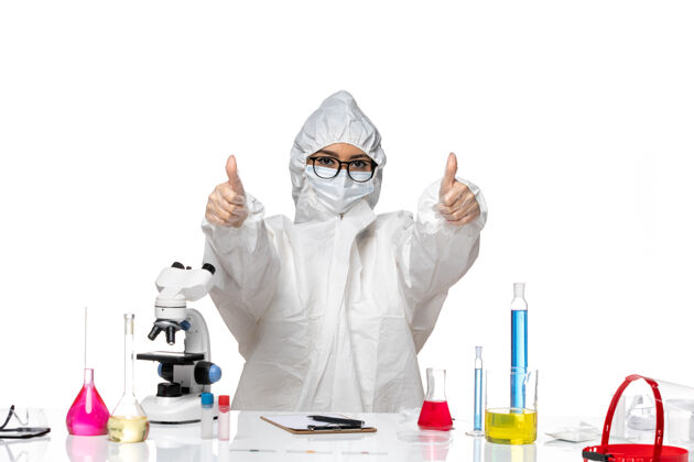 病毒正面图身着特殊防护服的女化学家在白色背景上微笑-化学病毒实验室实验室专业实验室外套