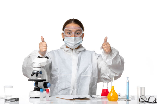 女医生前视图穿着防护服 戴着口罩的女医生在白色背景上摆出健康的冠状病毒大流行外套正面实验室外套