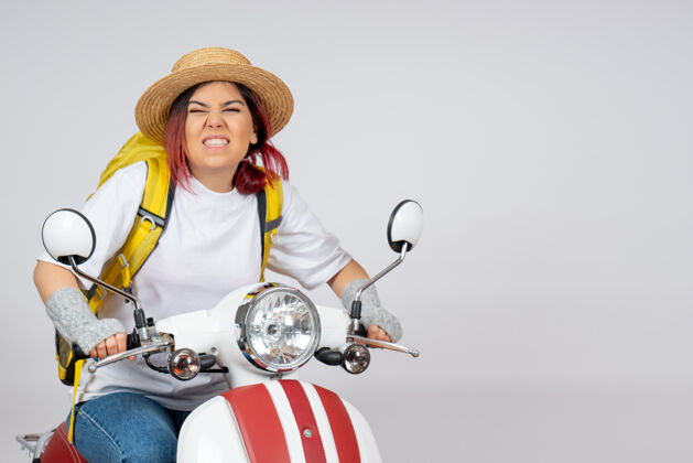男人正面图年轻女游客骑摩托上白墙女游客乘坐车辆超速拍照骑摩托车成人