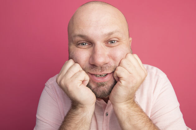 粉色高兴的中年秃头男子穿着粉色t恤 手放在下巴上孤立的粉色手中年男人