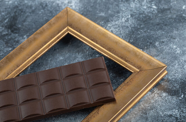 糖果一块黑巧克力在一个框架里可可巧克力食物